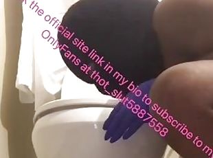 Ebony thot licks toilet seat & twerks for the camera