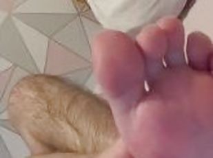 Teen Twink shows off his Feet